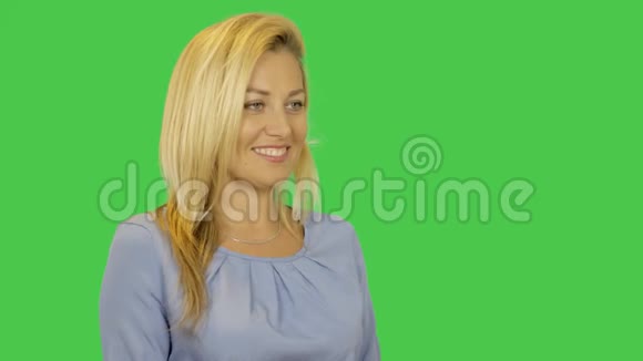 女人微笑而她打开一个礼品盒与绿色屏幕背景阿尔法频道视频的预览图