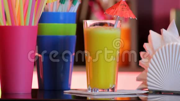 女用手拿着杯子喝橙色鸡尾酒学生聚会视频的预览图