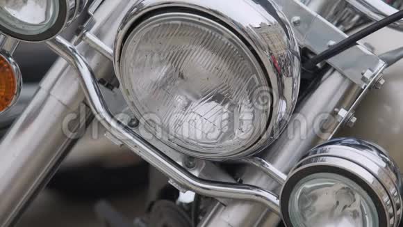 摩托车前灯及发动机特写大马力钢制车视频的预览图