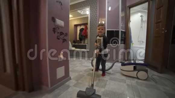 男孩拿着吸尘器打扫房间帮助父母处理家庭事务视频的预览图