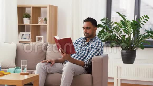 男人看书回家后休息视频的预览图