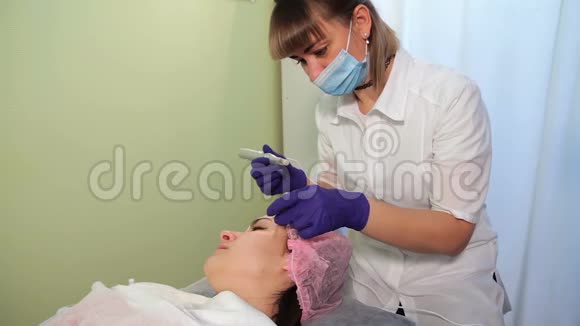 美容师对女性面部抗衰老治疗医生提供美学服务电器视频的预览图