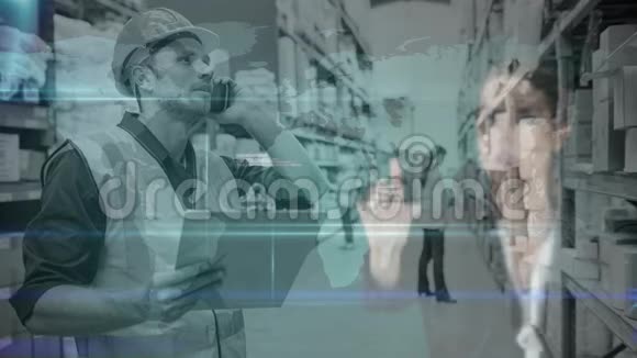 仓库中的男人与女人触摸一个女人的动画结合在一起视频的预览图