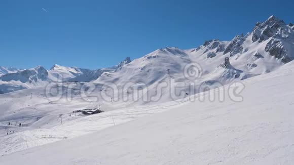 在滑雪胜地攀登雪山许多滑雪者在斜坡上视频的预览图