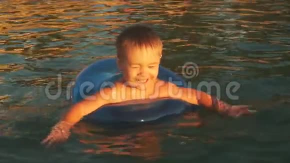 小男孩在海中玩充气圈视频的预览图