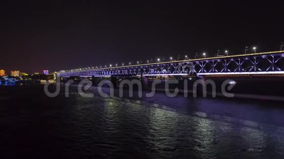 中国武汉2017年5月2日夜间照明城市景观青川桥空中无人机视频的预览图