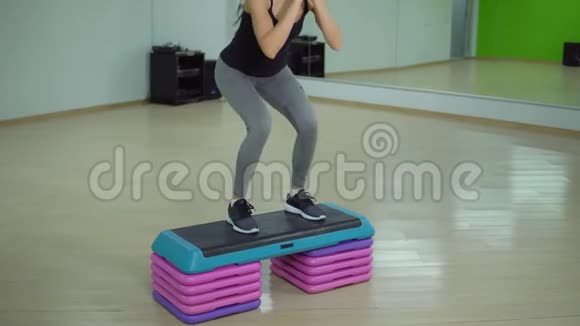 心脏训练体育运动的年轻女子在健身房锻炼视频的预览图