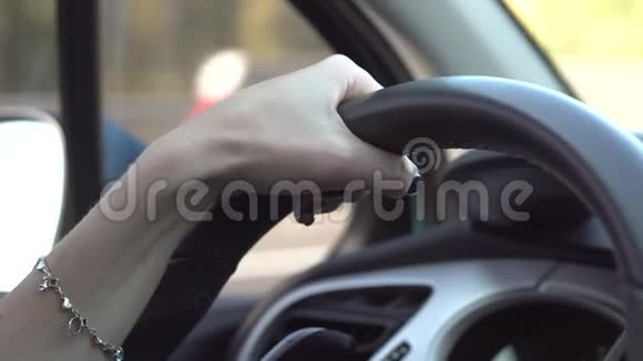 女司机把手放在汽车方向盘上视频的预览图