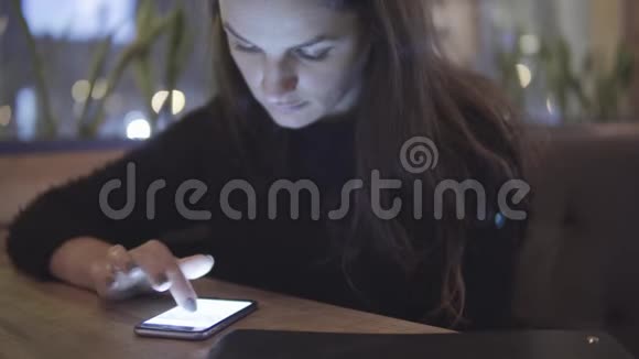 互联网通信和技术概念咖啡馆里带手机的妇女视频的预览图