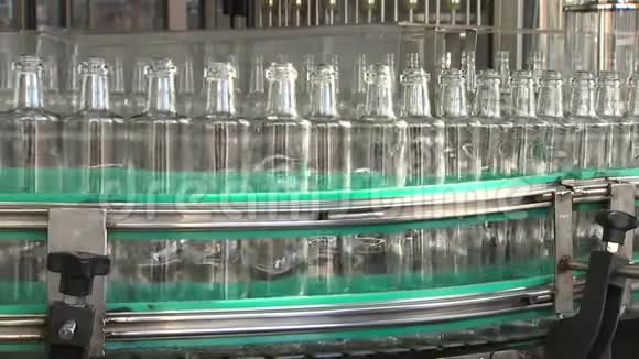 酒精工厂沿输送瓶移动平均计划视频的预览图