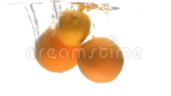 在白色背景下橙色柠檬和葡萄柚落入水中的慢镜头视频的预览图