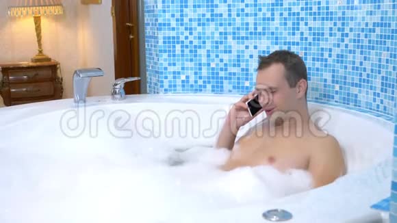 一个年轻人洗澡时把手机扔进水里视频的预览图