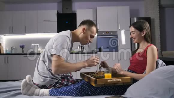 浪漫的情侣在床上吃早餐视频的预览图