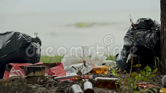 巨大的塑料袋垃圾在岸上人们忽视了对环境的危害视频的预览图