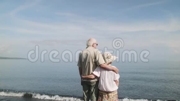 老年人站在海边视频的预览图