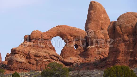 犹他州Arches国家公园精彩的红色岩石雕塑视频的预览图