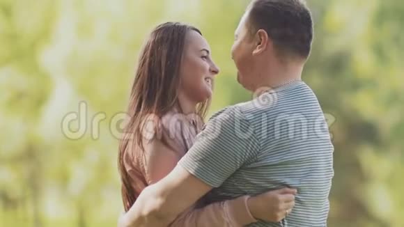夏天公园里的浪漫夫妇互相拥抱看你的眼睛接吻我喜欢一起快乐视频的预览图