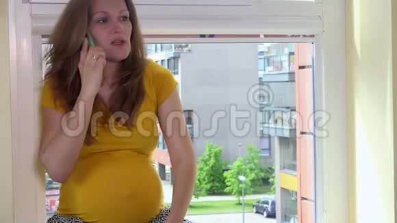 疯狂愤怒的孕妇在谈论智能手机时表现出负面情绪视频的预览图