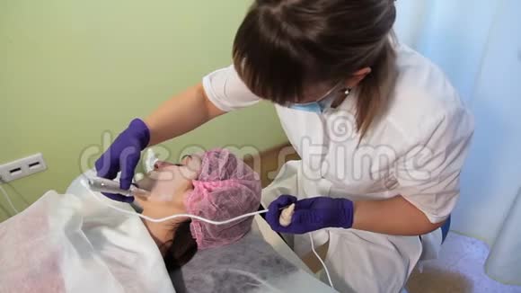 美容师对女性面部抗衰老治疗医生提供美学服务电器视频的预览图