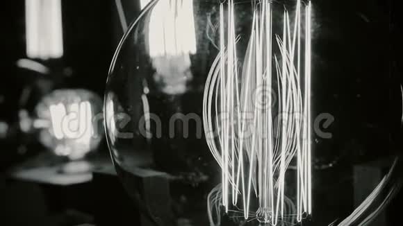 钨灯灯泡照亮旧的研究实验室过时的技术视频的预览图