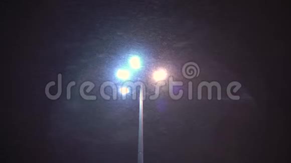 雪在灯笼的灯光下飘落视频的预览图