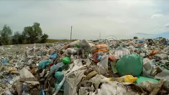 城市垃圾场堆放垃圾鸟s视野视频的预览图