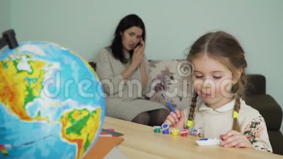 可爱的小女孩用五颜六色的颜料作画视频的预览图