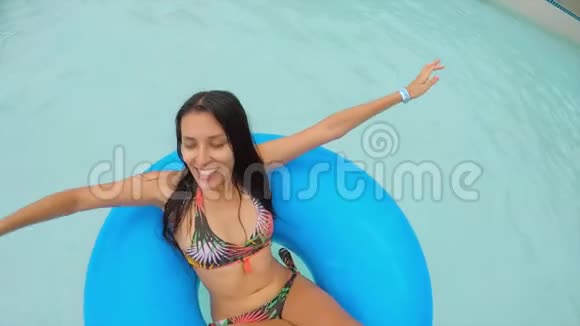 年轻快乐混合种族女孩放松在水上公园游泳池橡胶甜甜圈泰国视频的预览图
