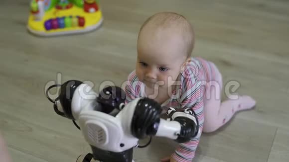 小女孩仔细地看着玩具机器人和他一起跳舞现代机器人技术视频的预览图