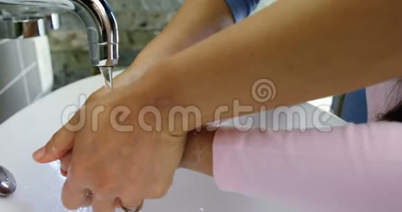 母亲和女儿在浴室洗手池4k视频的预览图