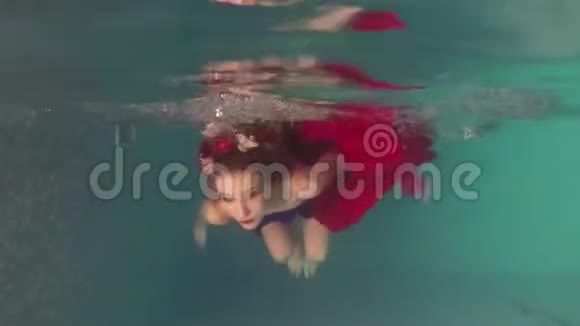 美丽的少女正浮在池水下时尚与美视频的预览图