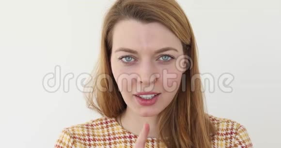 女人在嘴唇上展示沉默的手指视频的预览图