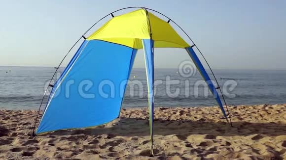 在海滩上的帐篷视频的预览图