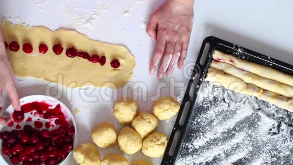 做蛋糕的过程那个女人正在把馅放在面团上盘子里的下一个是雪丽的浆果视频的预览图