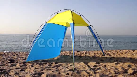 在海滩上的帐篷视频的预览图