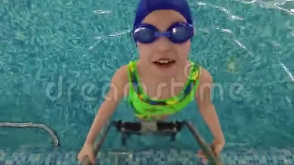 游泳池边戴眼镜的可爱女孩视频的预览图