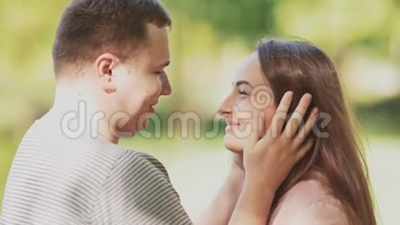 浪漫的幸福夫妇在一起的自然他们互相看着对方眼睛温柔的亲吻和触摸一个慈爱的丈夫视频的预览图