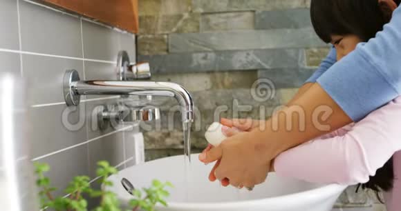 母亲和女儿在浴室洗手池4k视频的预览图