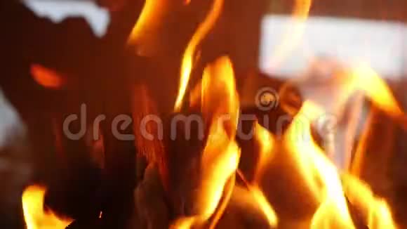 用慢镜头拍摄壁炉燃烧的火焰特写视频的预览图