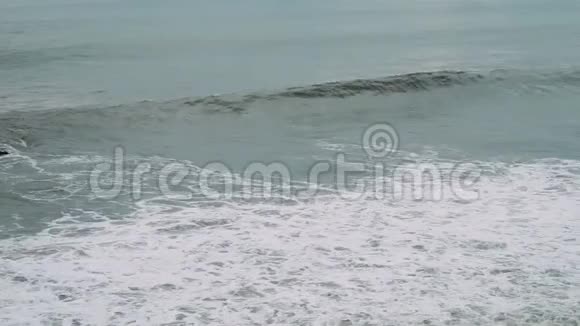 在阴天的暴风雨中大浪缓慢地起伏视频的预览图
