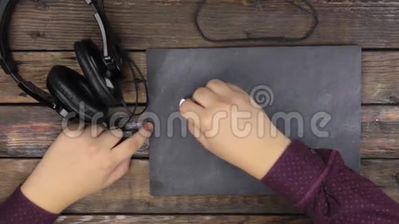 上景人在黑板上用粉笔写单词SHOPPING视频的预览图