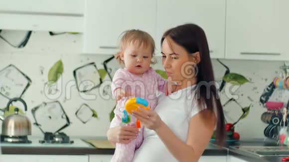 快乐的母亲和她快乐的小女儿在家玩耍视频的预览图