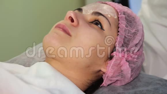 这位年轻女子在手术过程中了脸创新的美容程序医疗程序复兴视频的预览图
