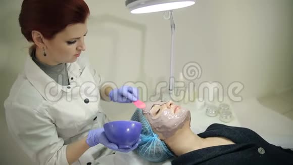 美容师在脸上涂化妆品面膜视频的预览图