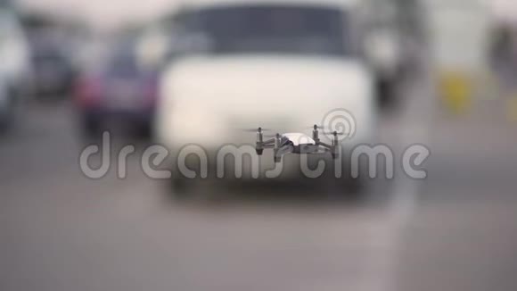 小型无人机在黄昏时飞过汽车视频的预览图