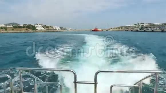 一艘船经过后波浪视频的预览图
