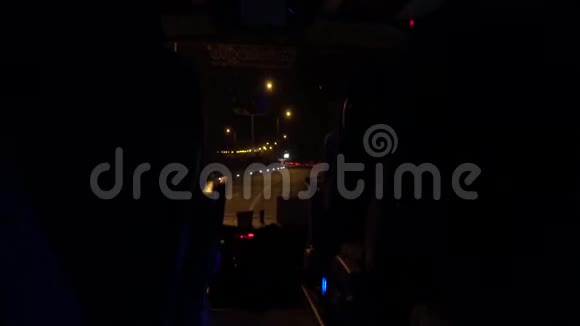 城际巴士夜间飞行从窗口观看视频的预览图