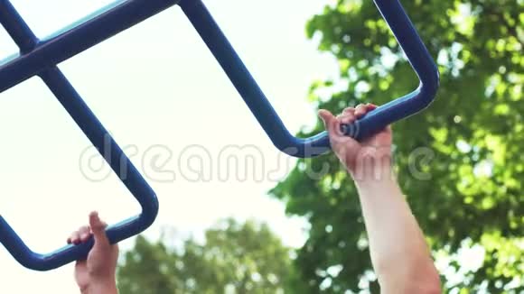 夏日阳光公园户外运动训练的年轻人视频的预览图