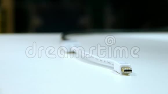 为苹果公司充电的USB电源线放在白色桌子上充电器视频的预览图