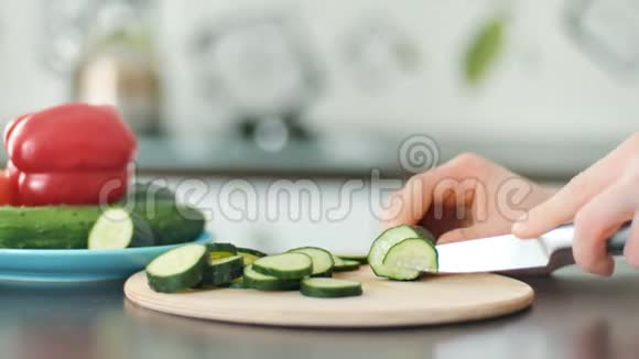 手拿刀在木切割板上切菜视频的预览图